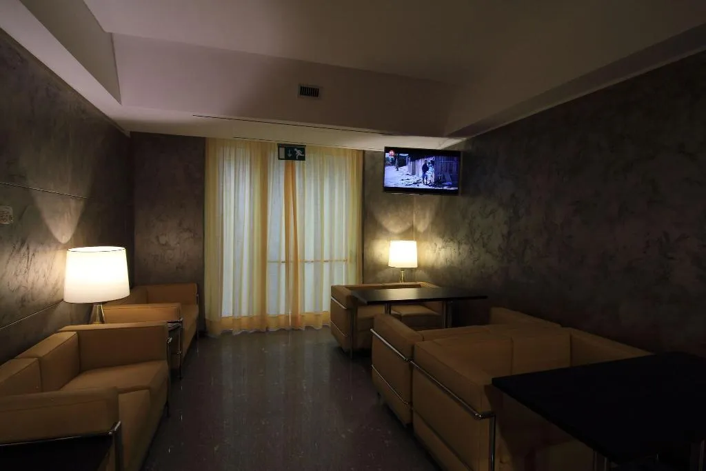 Lobby, Metro, Milan