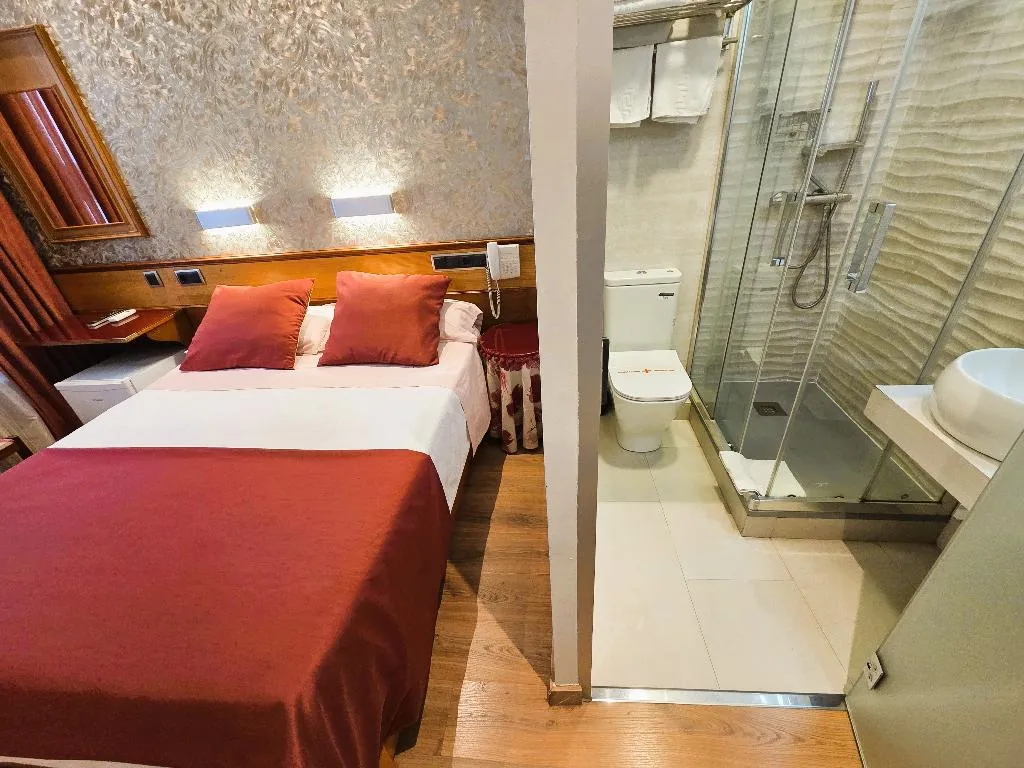 DOUBLE STANDARD Room, Hostal Hispano-Argentino Gran Via, Madrid