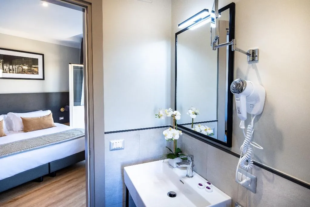 QUADRUPLE DELUXE Room, The Cross, Rome
