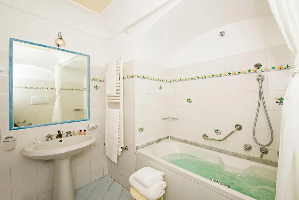 Room, California, Naples