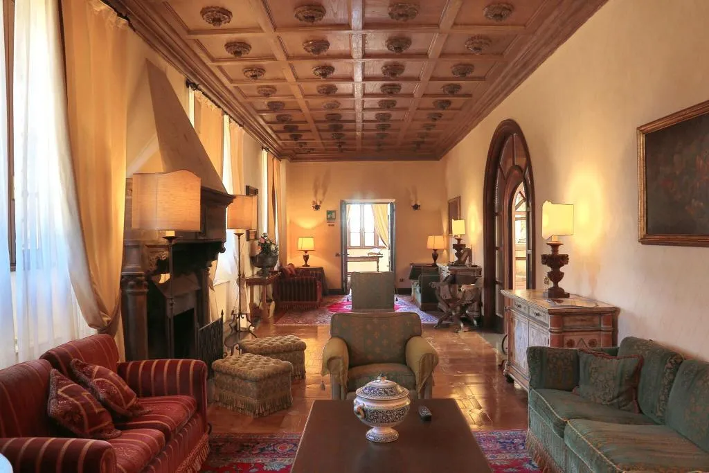 Lobby, La Collegiata, Florence