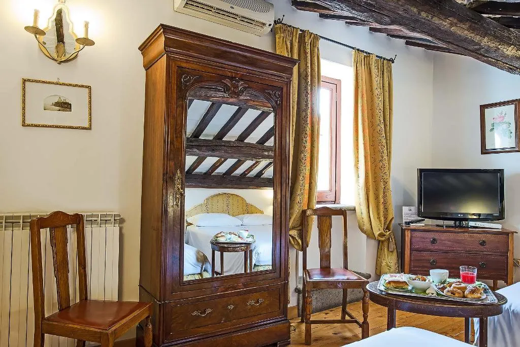 Room, Hotel Fontana, Rome