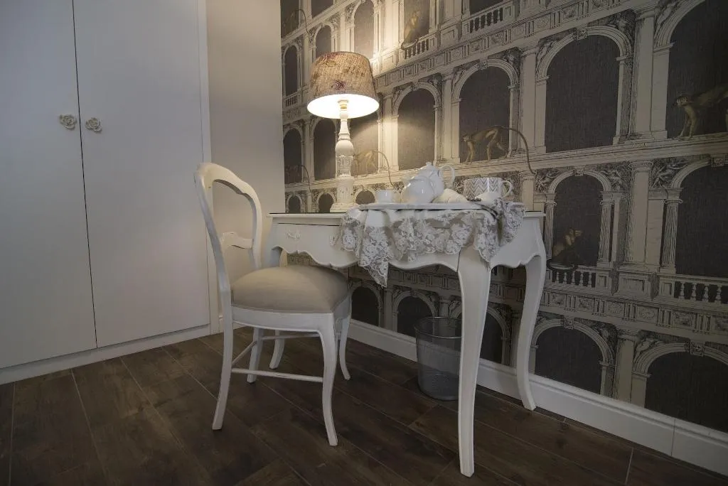 Room, Domus Deorum Deluxe, Naples