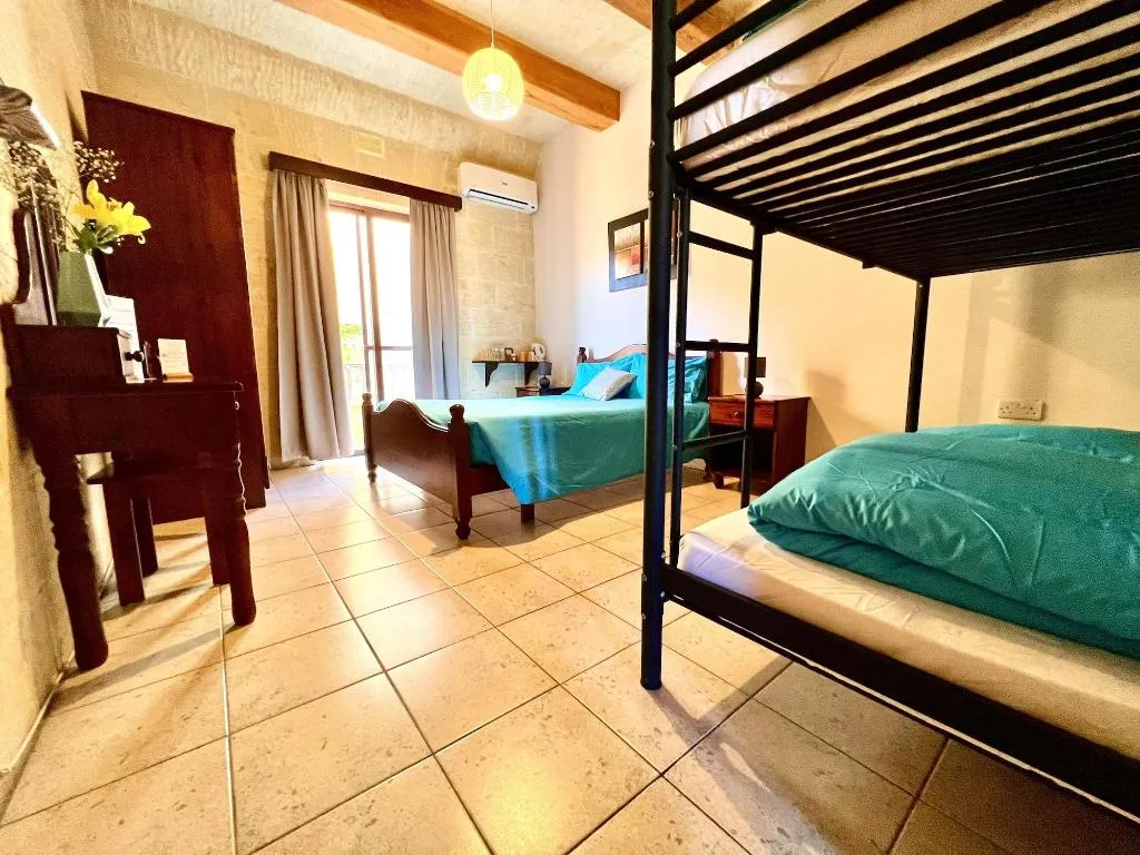 Room, Grotto's Paradise B&B, Gozo