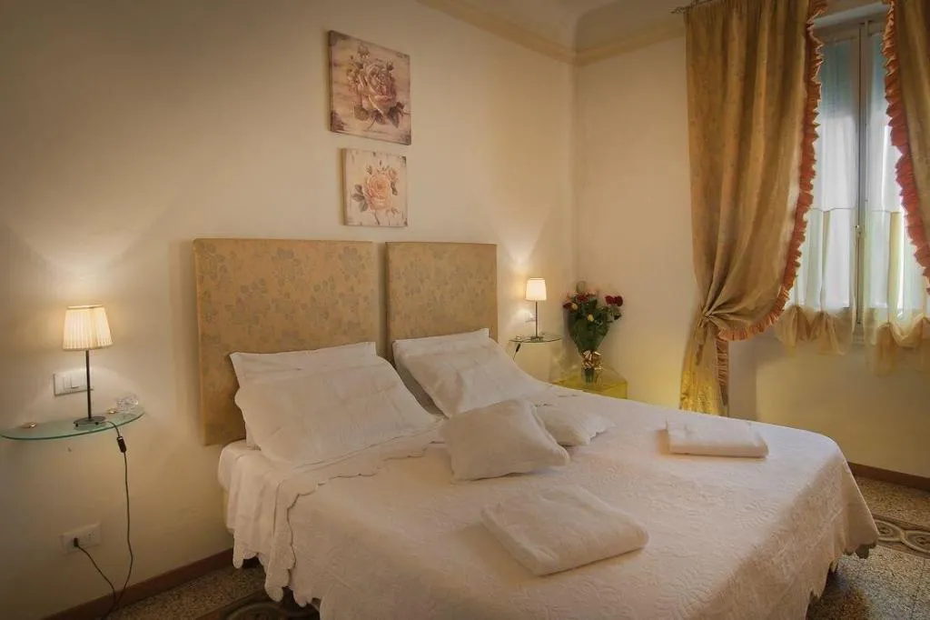 Room, Bed & Bed Cassia, Florence