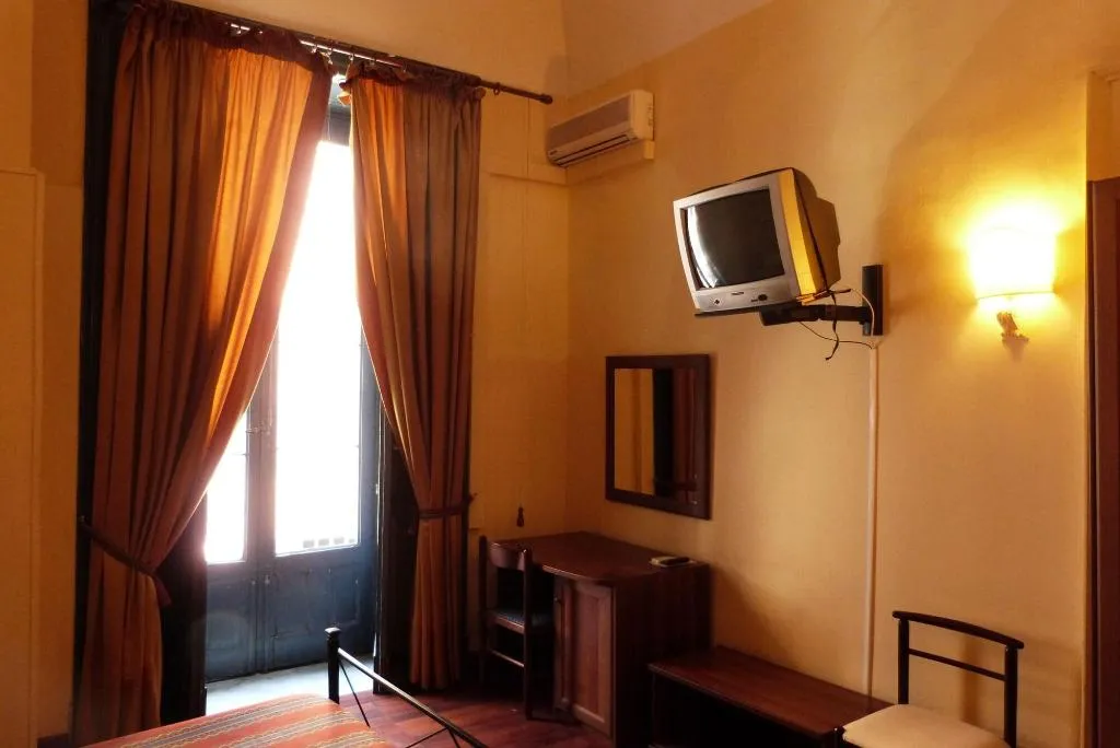 Room, Hoteletnea 316, Catania