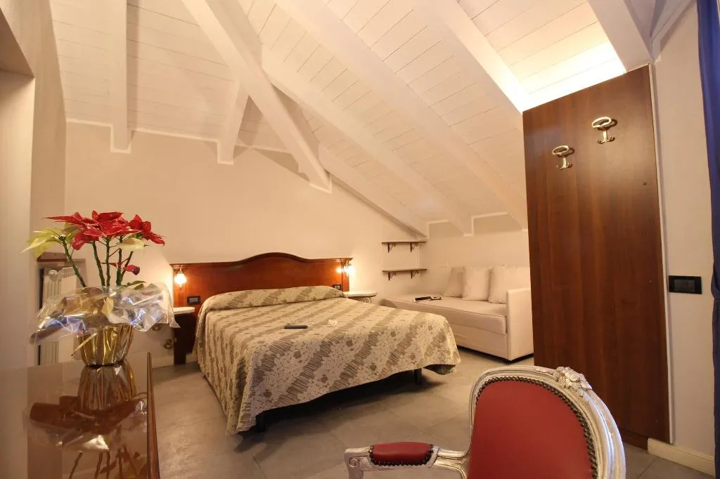 Room, Charly, Milan