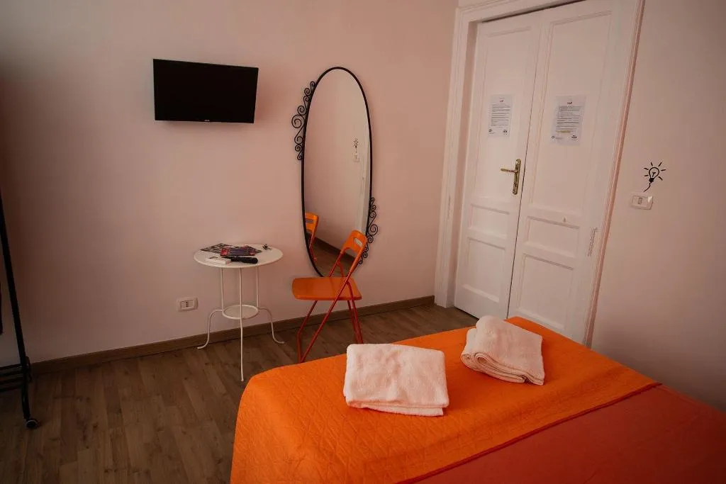 Room, B&B Tarumbò, Naples