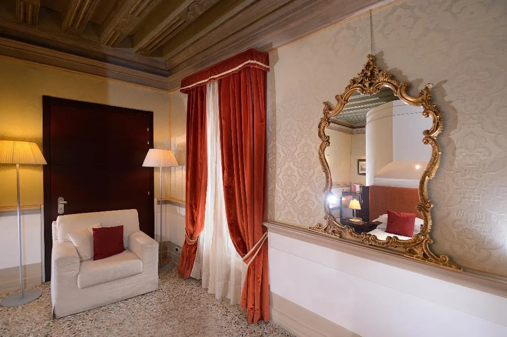 JUNIOR SUITE STANDARD Room, Ruzzini Palace, Venice