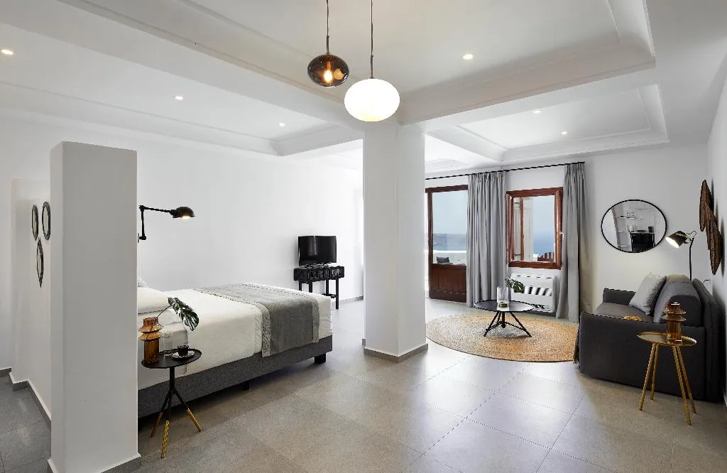 SUITE DELUXE WITH JACUZZI Room, Petit Palace, Santorini