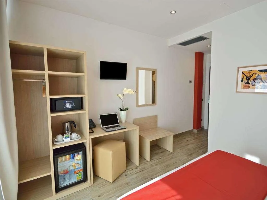 Room, Luxor Florence, Florence