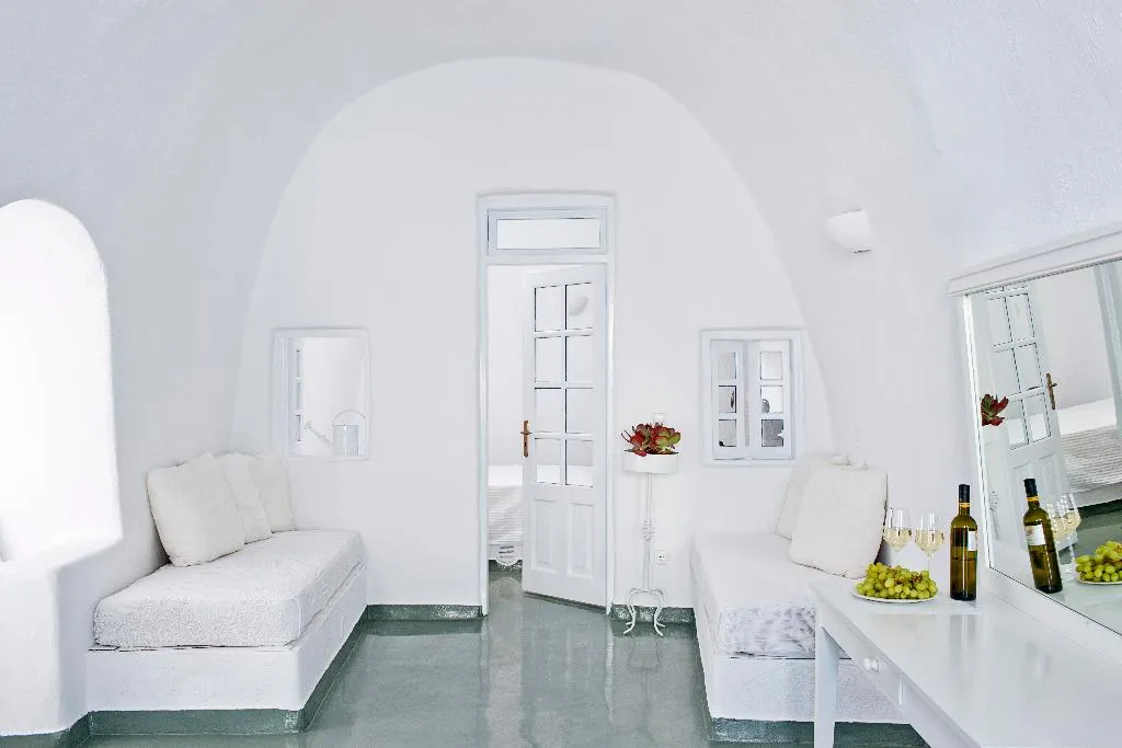 SUITE CAPACITY 4 Room, Cliffside Suites, Santorini