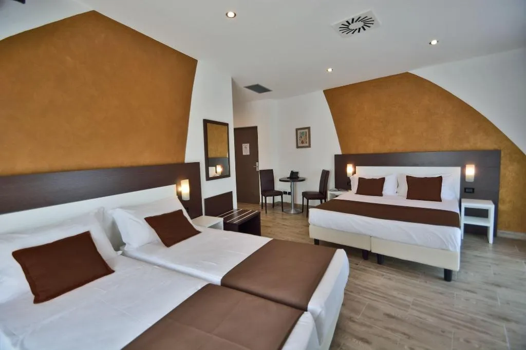 Room, Luxor Florence, Florence