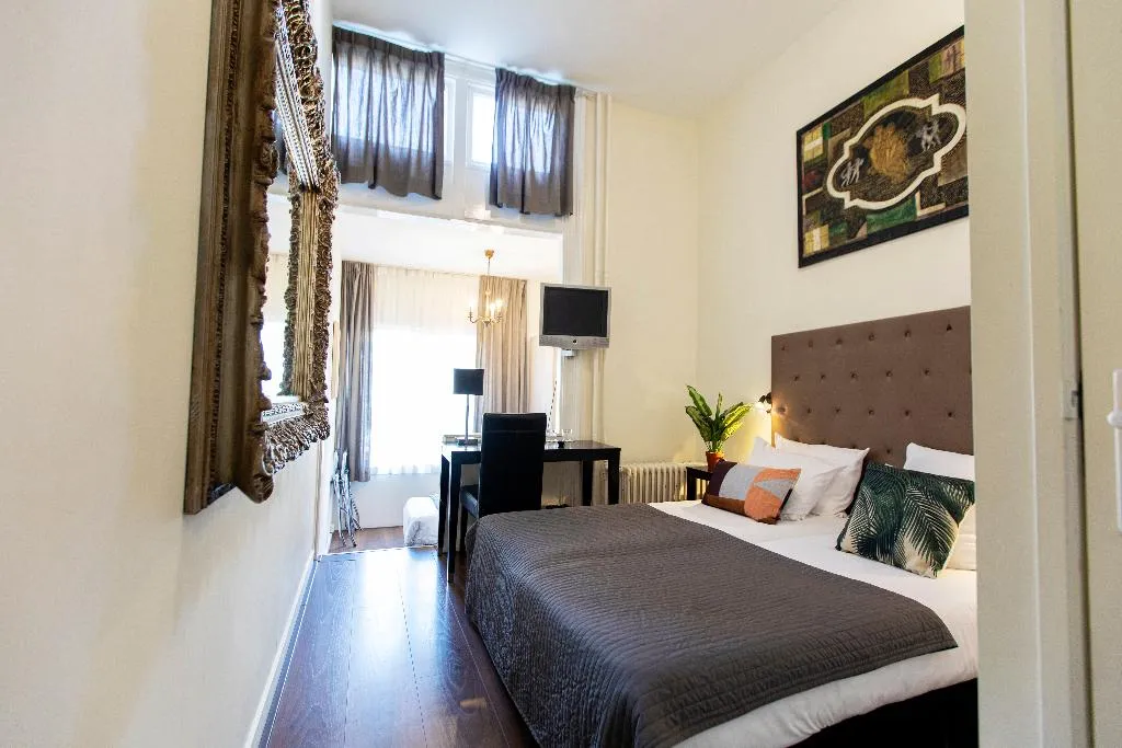 TRIPLE STANDARD Room, Quentin England Hotel, Amsterdam