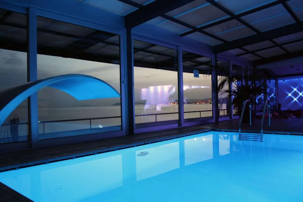Pool, San Antonio, Split