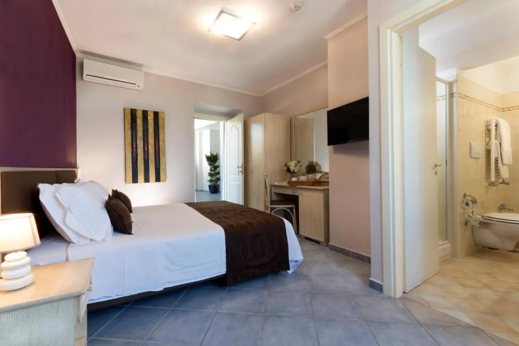 Room, Soleluna, Naples