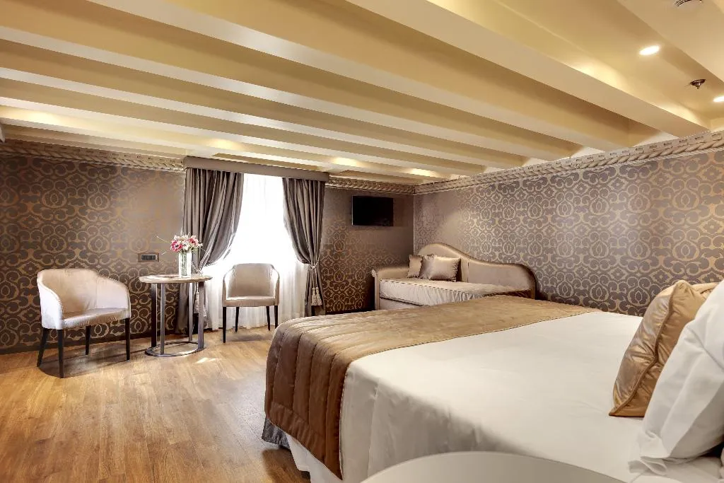 JUNIOR SUITE STANDARD Room, Dona Palace, Venice