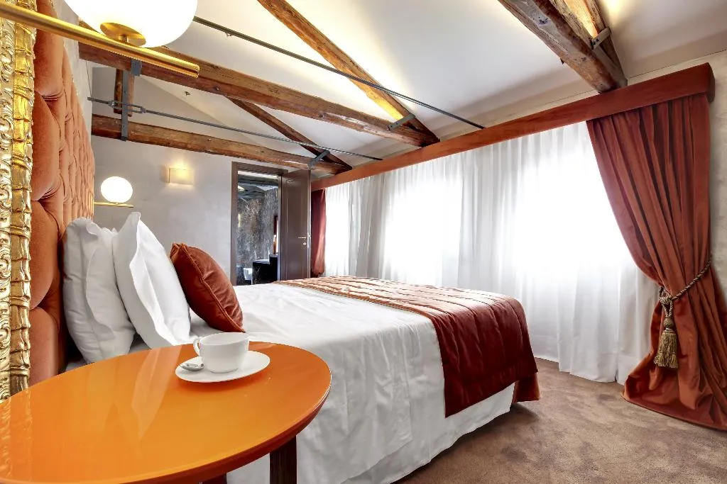 JUNIOR SUITE STANDARD Room, Dona Palace, Venice