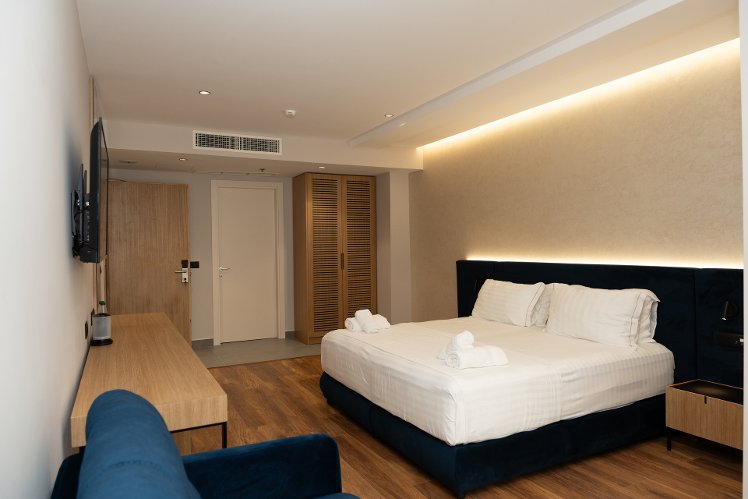Bounty Hotel, Kavaje