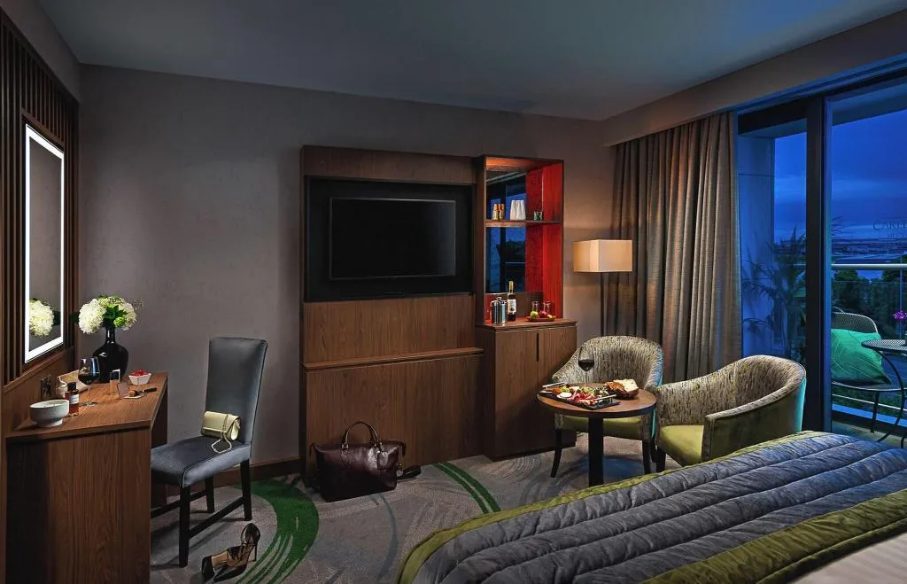 DOUBLE DELUXE KING BED Room, Carlton Hotel Dublin Airport, Dublin