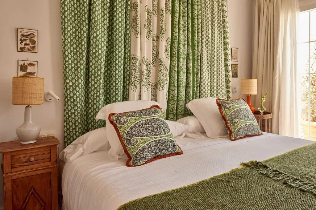 Room, Cristine Bedfor, Menorca