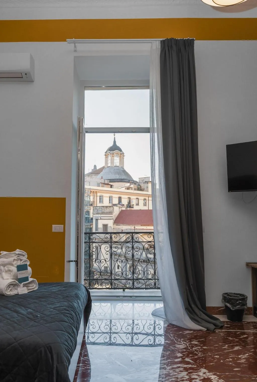 Room, Rettifilo 311, Naples