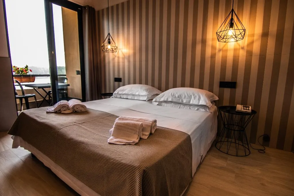 TRIPLE SUPERIOR LAKE VIEW Room, Concorde, Milan