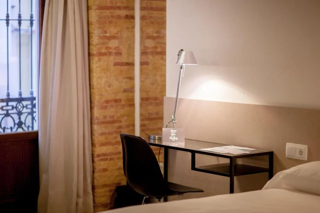 Room, Host & Home, Valencia