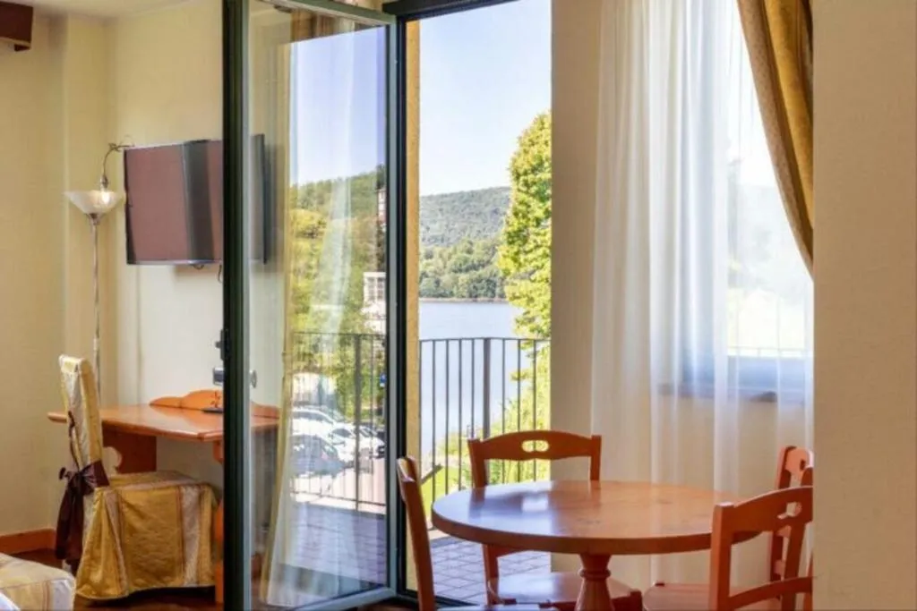 Double or Twin SUPERIOR LAKE VIEW Room, Hotel Montelago, Milan