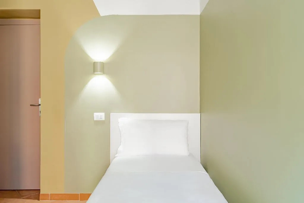 Room, Infinito, Rome
