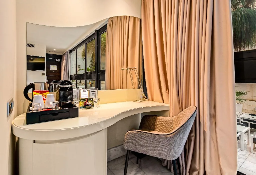 DOUBLE POOL VIEW Room, Hotel Indigo Barcelona Plaza Catalunya, Barcelona
