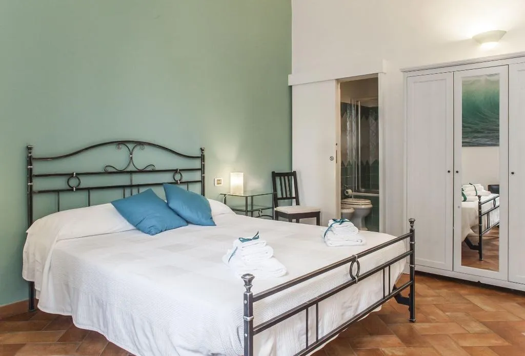Room, Chez Moi, Florence