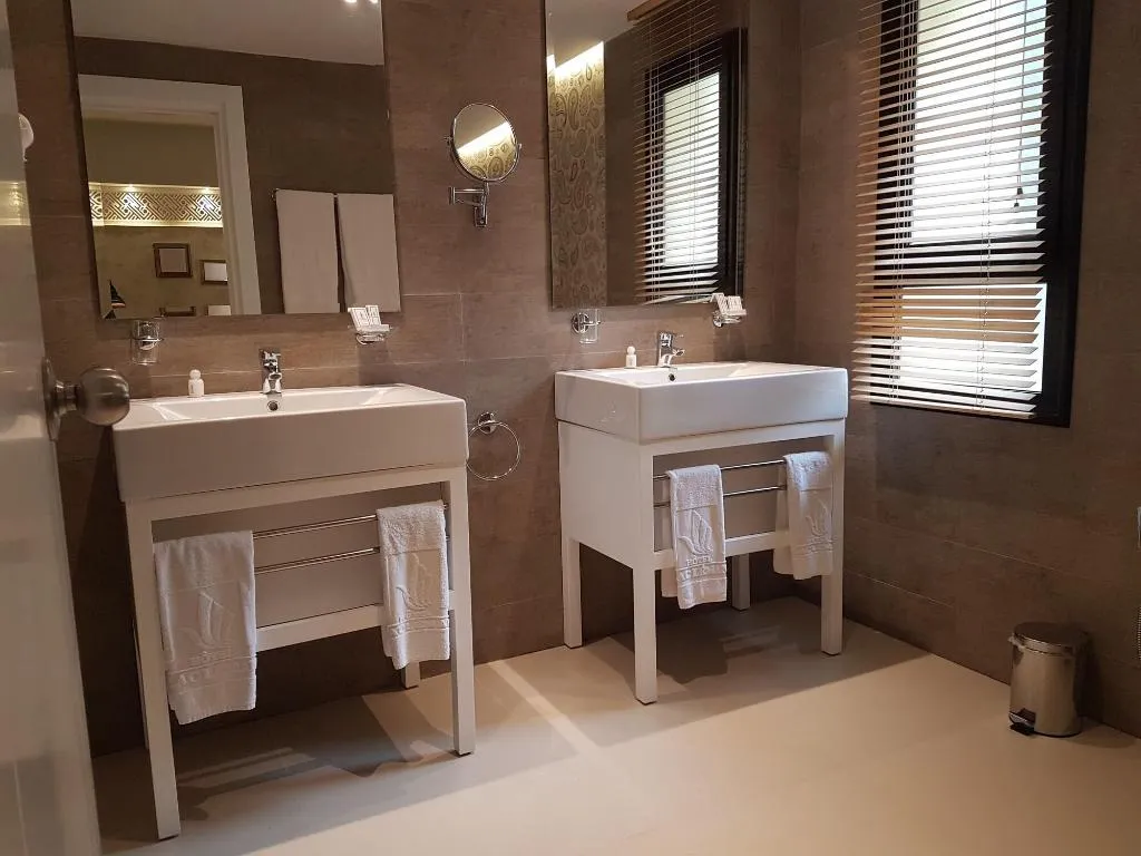 Room, Lac Leman, Tunisia