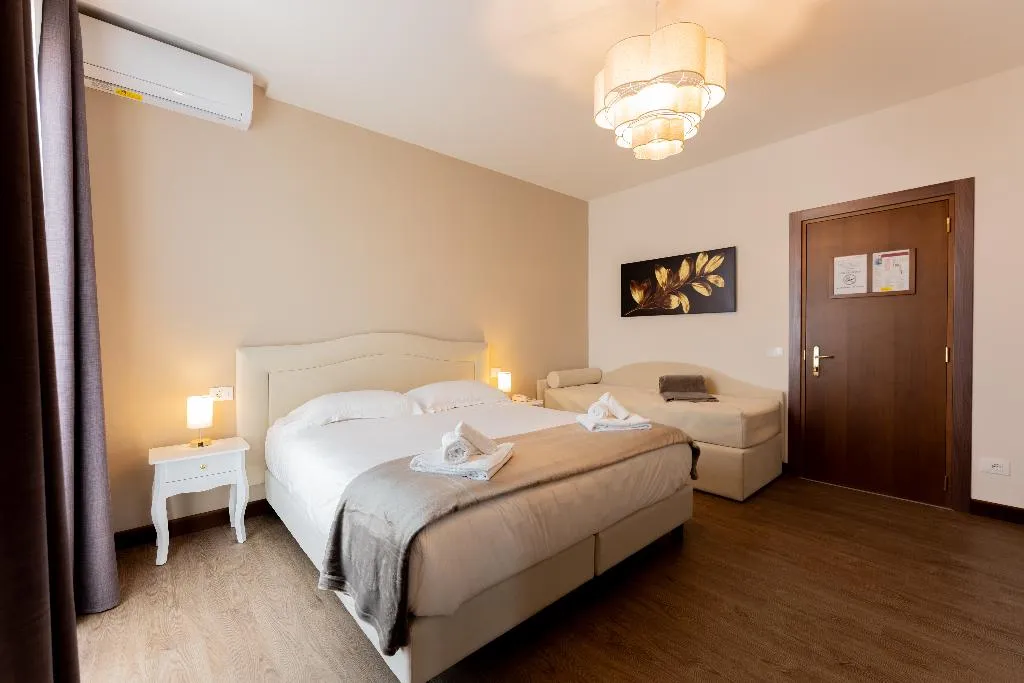 TRIPLE SUPERIOR Room, Hotel Gardenia Sirmione, Milan