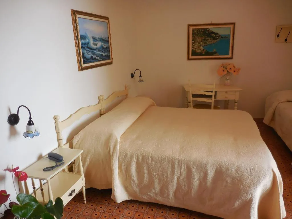 Room, Open Gate, Naples