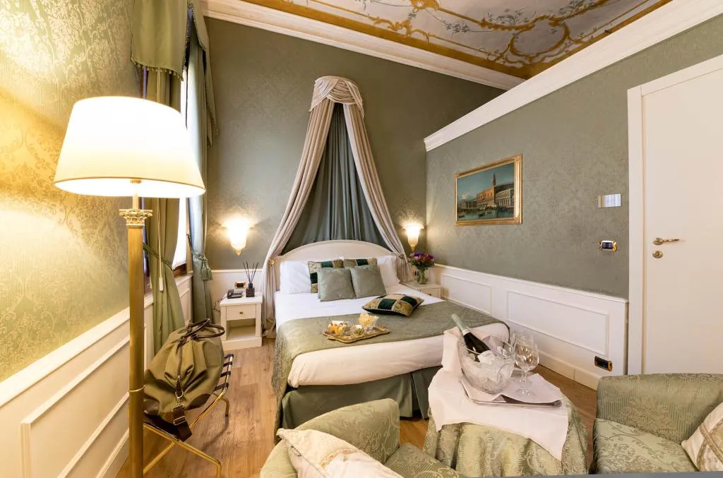 JUNIOR SUITE CANAL VIEW Room, Duodo Palace, Venice