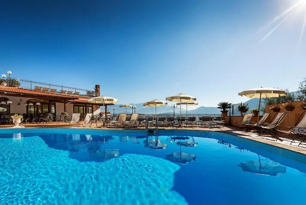 Pool, La Vue D'Or, Naples