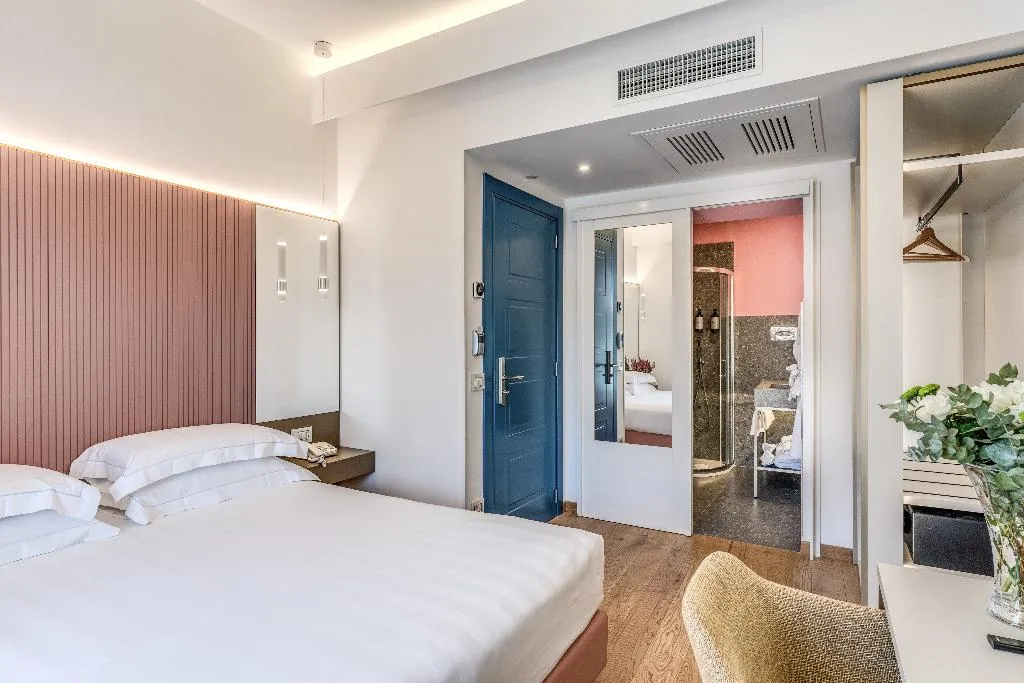 TRIPLE SUPERIOR CITY VIEW Room, Relais Trevi 95 Boutique Hotel, Rome