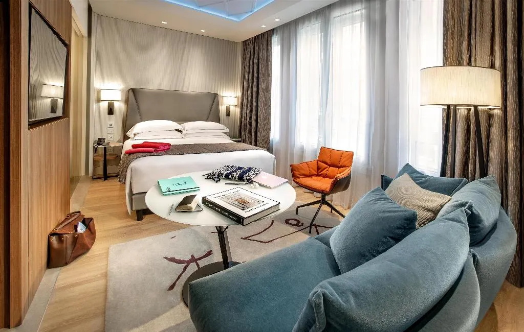 Room, Cavour, Milan