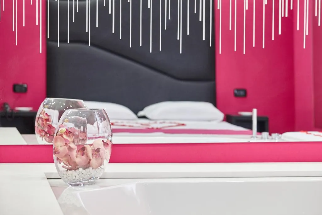 SUITE DELUXE WITH JACUZZI Room, Style Caserta, Naples