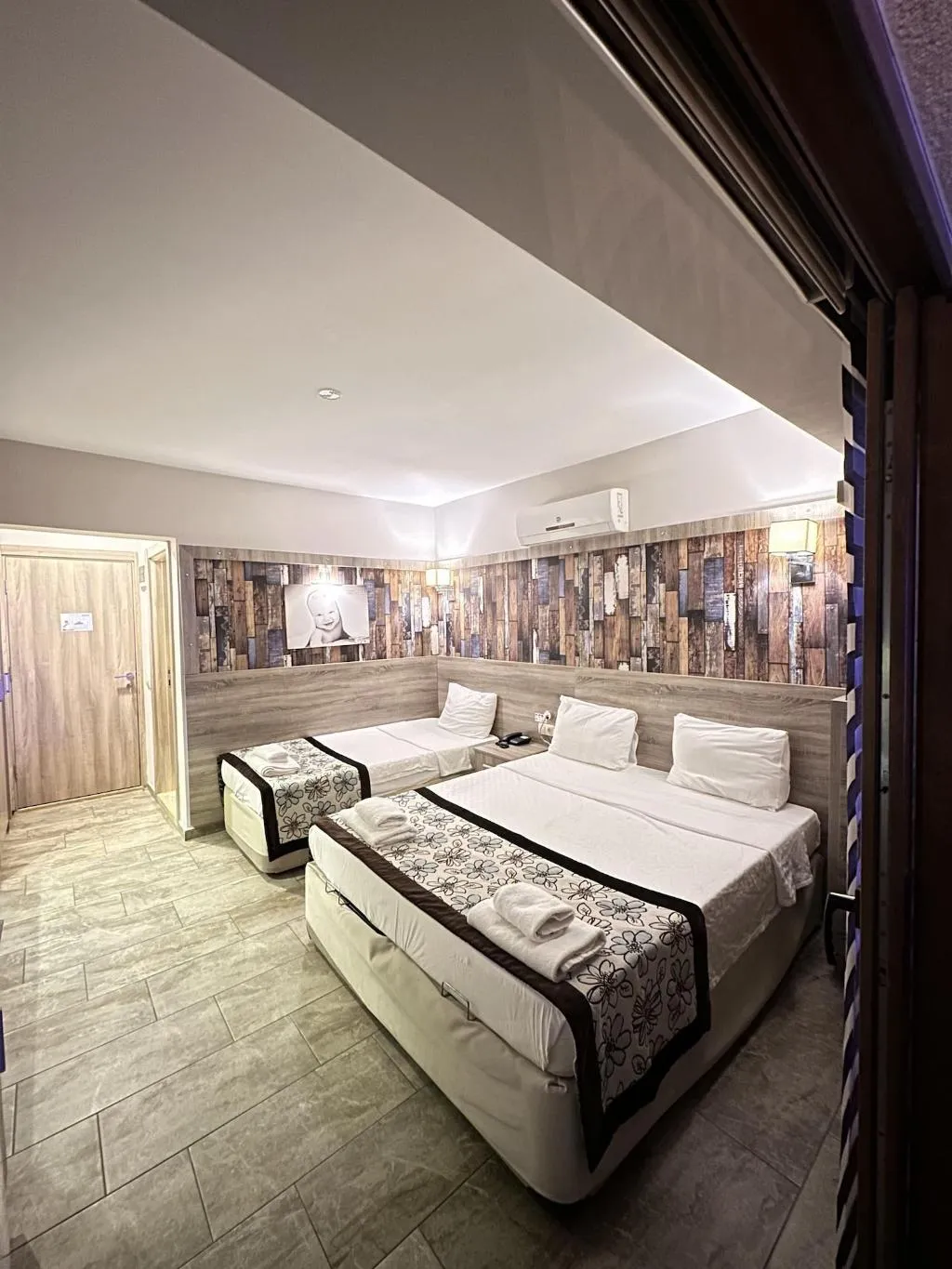 Room, Street61 Studios, Dalaman