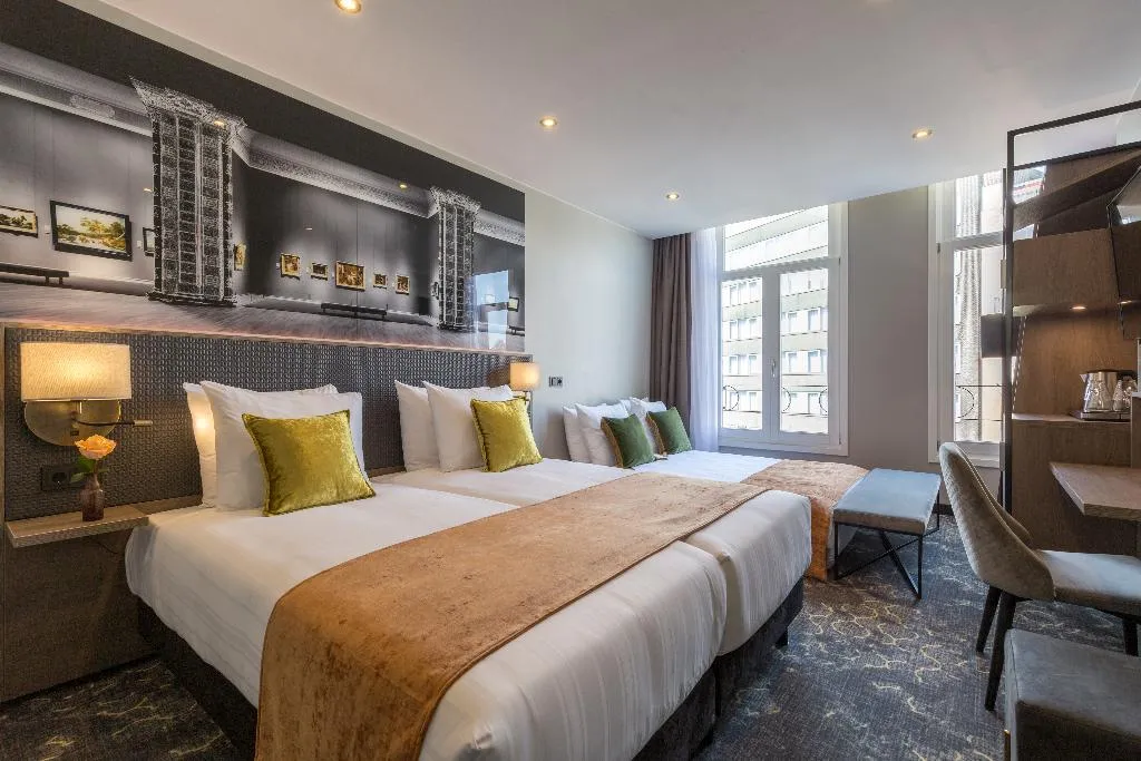 QUADRUPLE STANDARD Room, Leonardo Hotel Amsterdam Museum Quarter, Amsterdam