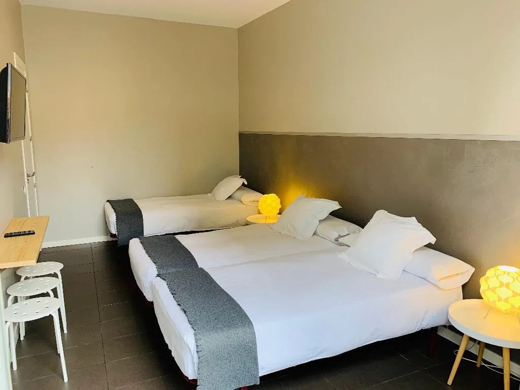 TRIPLE Shared external bathroom Room, Super Balmes Guest House, Barcelona