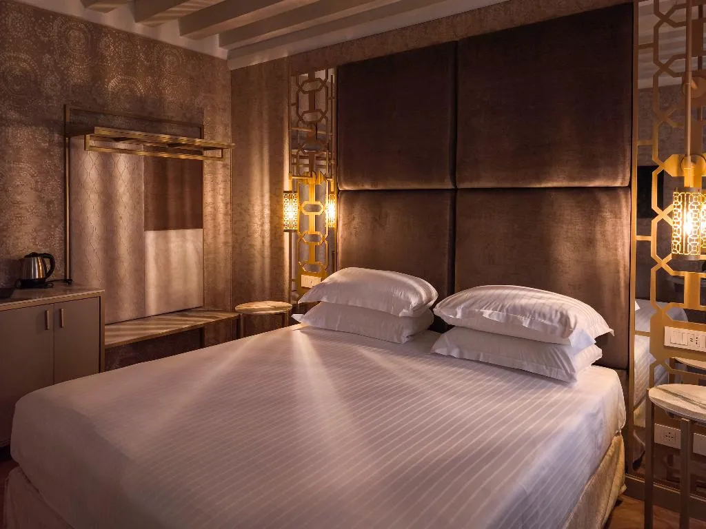 DOUBLE ANNEX Room, Antiche Figure, Venice