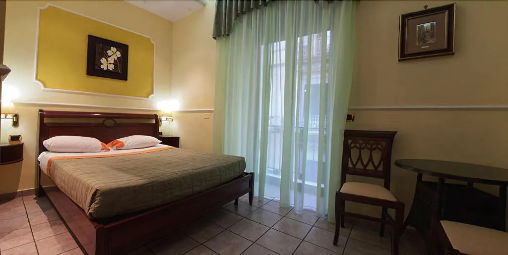 Room, Del Corso, Naples