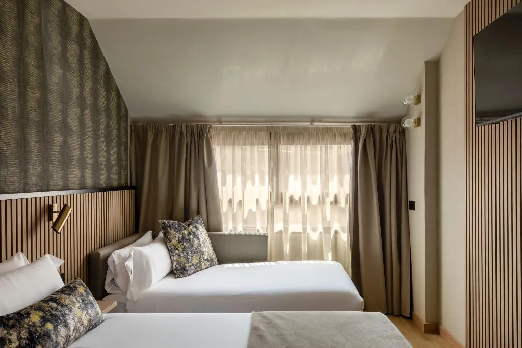 TRIPLE STANDARD Room, Acta Piramides, Madrid