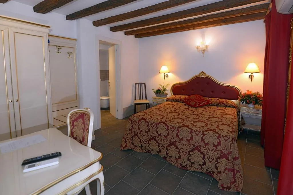 Room, Ca’ del Gallo, Venice