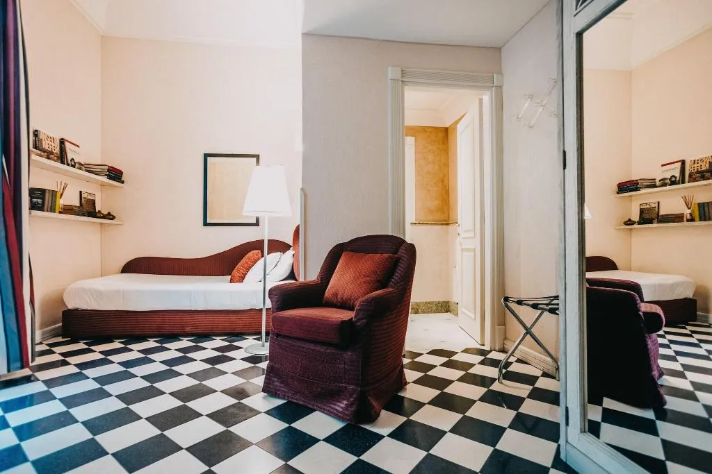 SINGLE STANDARD Room, Costantinopoli 104, Naples