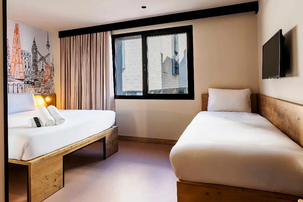 TRIPLE STANDARD Room, easyHotel Valencia Ciutat Vella, Valencia