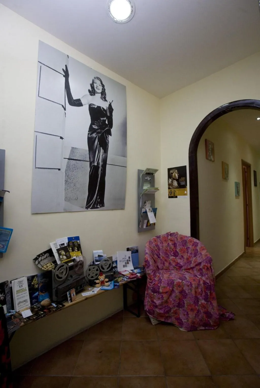 Lobby, Cine Holiday, Naples